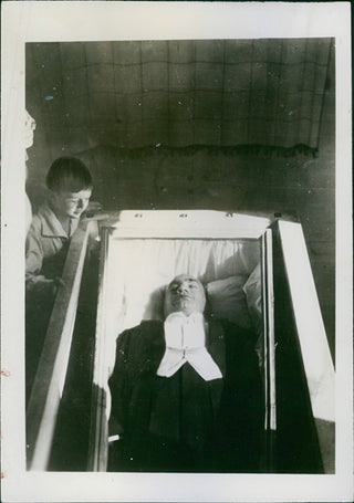 [Caruso, Enrico. (1873-1921)] Caruso in his Coffin - Original Press Photograph