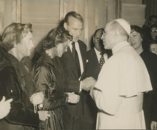 Cooper, Gary. (1901–1961) & Pope Pius XII. (1879–1958) & Cooper, Veronica [Sandra Shaw]. (1913–2000) "Gary Cooper con su santidad" - Original Photograph