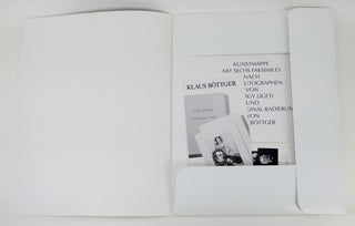 Ligeti, Gyorgy. (1923–2006) Notenbilder. Kunstmappe mit sechs Faksimiles nach Musik-Autographen von György Ligeti und mit dem Reprint eines Ligeti-Portraits von Klaus Böttger: Volumina; Etudes pour Piano; Monument; Violinkonzert; Klavierkonzert; Requiem.