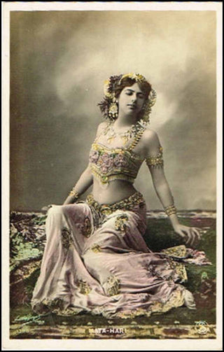 [Dance] Mata Hari. [Margaretha Geertruida "Margreet" MacLeod] (1876 - 1917) Postcard Photograph