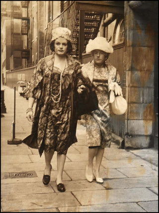 [Film & Theater] Olivier, Laurence. (1907–1989) Original 1960 Photograph IN DRAG