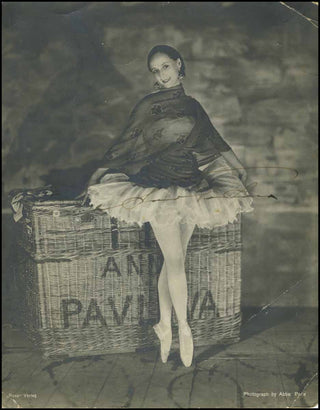 [Dance] Pavlova, Anna. (1881-1931) Signed Photograph