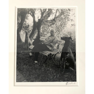 [Picasso, Pablo. (1881–1973)] Brassaï [Gyula Halasz]. (1899–1984) "Picasso Assis sur un banc à Mougins" (1966)