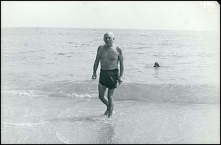 [Visual Arts] Picasso, Pablo. (1881–1973) Large Original Photograph on the Beach