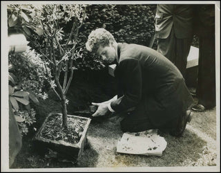 [Rachmaninoff, Sergei. (1873–1943)] Cliburn, Van. (b. 1934) Original Photograph at Rachmaninoff's Grave