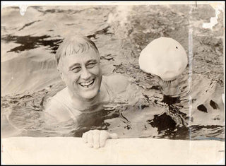 [History & Culture] Roosevelt, Franklin D. (1882–1945) Original Photograph in swimming pool