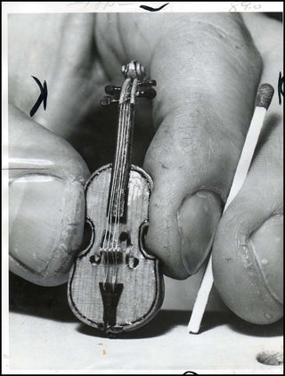 [Violin] Photograph of World's Smallest Violin