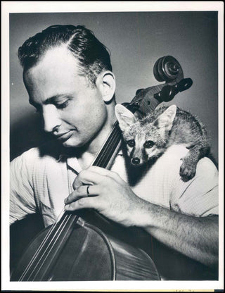 [Zoo Cellist] Unusual Photograph of Cellist with his pet fox